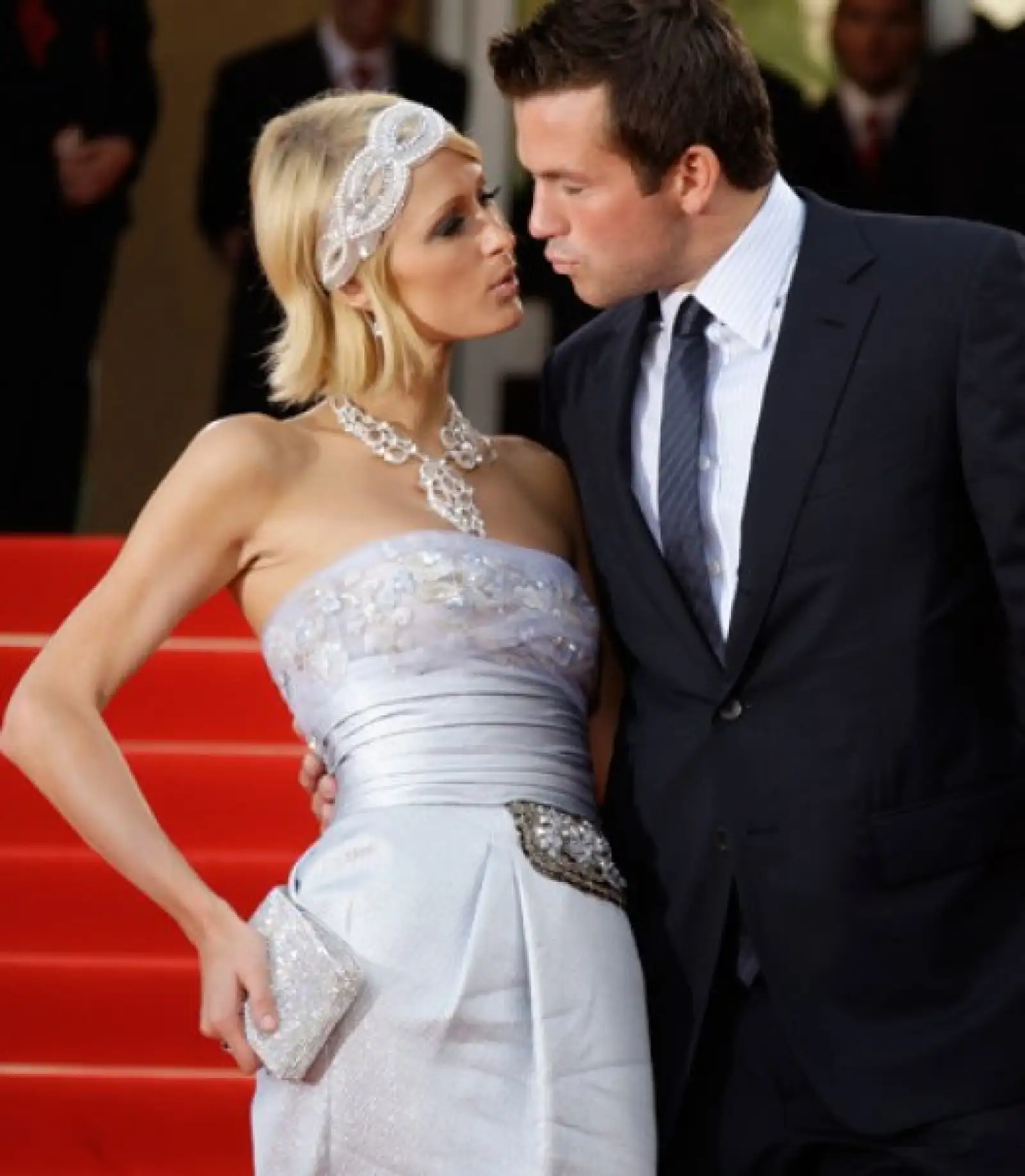 Paris Hilton y su novio, Douglas Reinhardt, se detuvieron unos segundos para besarse frente a las cámaras antes de la presentación de "Inglourious Basterds".
