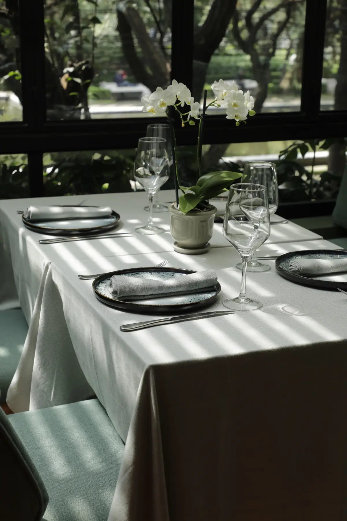 Mesa lista para recibir a los comensales en el restaurante Emilio