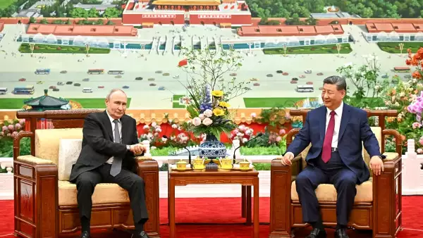 En esta fotografía del pool distribuida por la agencia estatal rusa Sputnik, el presidente ruso Vladimir Putin y el presidente chino Xi Jinping celebran una charla de té en Beijing el 20 de mayo de 2026.