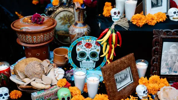 Ofrenda de muertos con calaveras, fotografías y flor de cempasúchil.