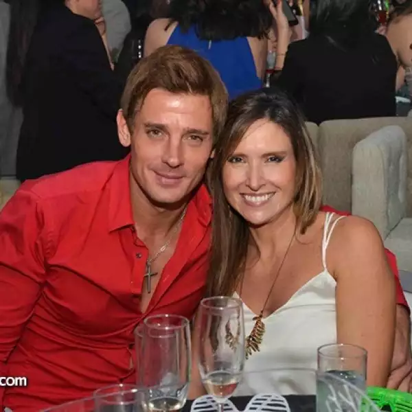 Max Juárez y Caro Elizalde.