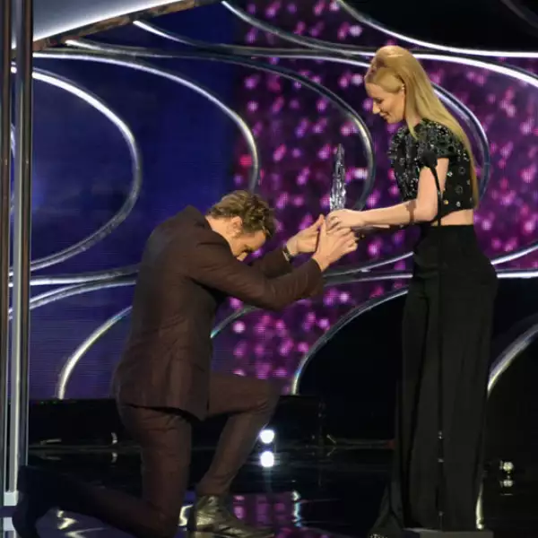 Así entregó el premio Dax Shepard a Iggy Azalea.