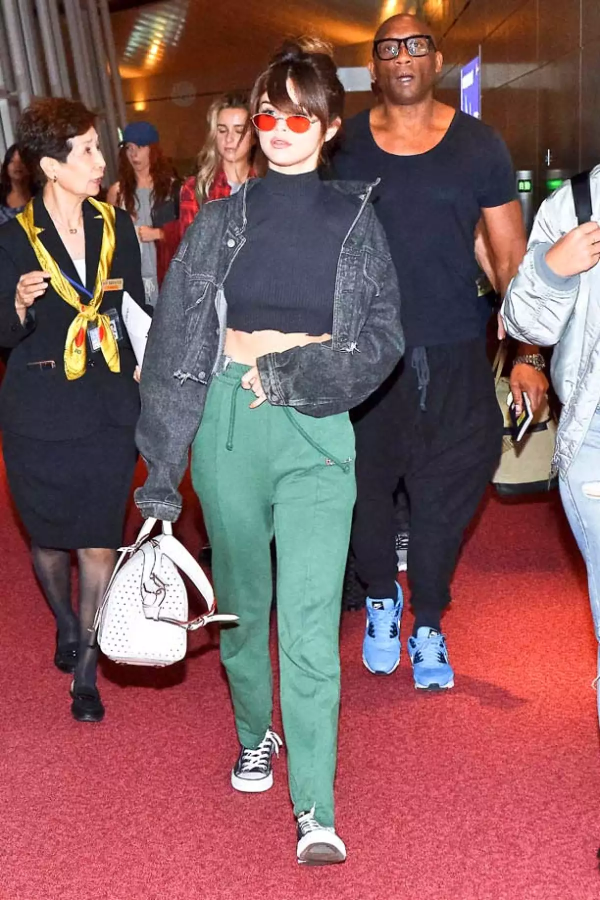 Aunque esta prenda dista de ser muy formal, la cantante supo combinarla para hacerla ver perfecta, sin embargo su precio es algo que no nos esperábamos.