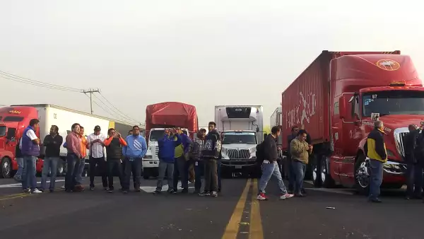 Transportistas bloquearon la carretera México-Querétaro a la altura de la caseta de Tepotzotlán
