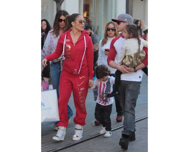 Ahora, JLo y su novio Casper decidieron hacer una reunión familiar para invitar a Chloe y darle la bienvenida a su familia.