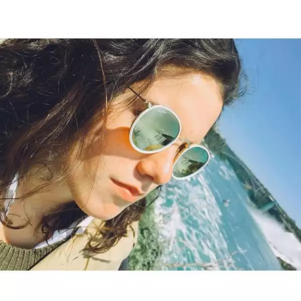 Nunca sale de su casa sin su celular y una botellita de agua.