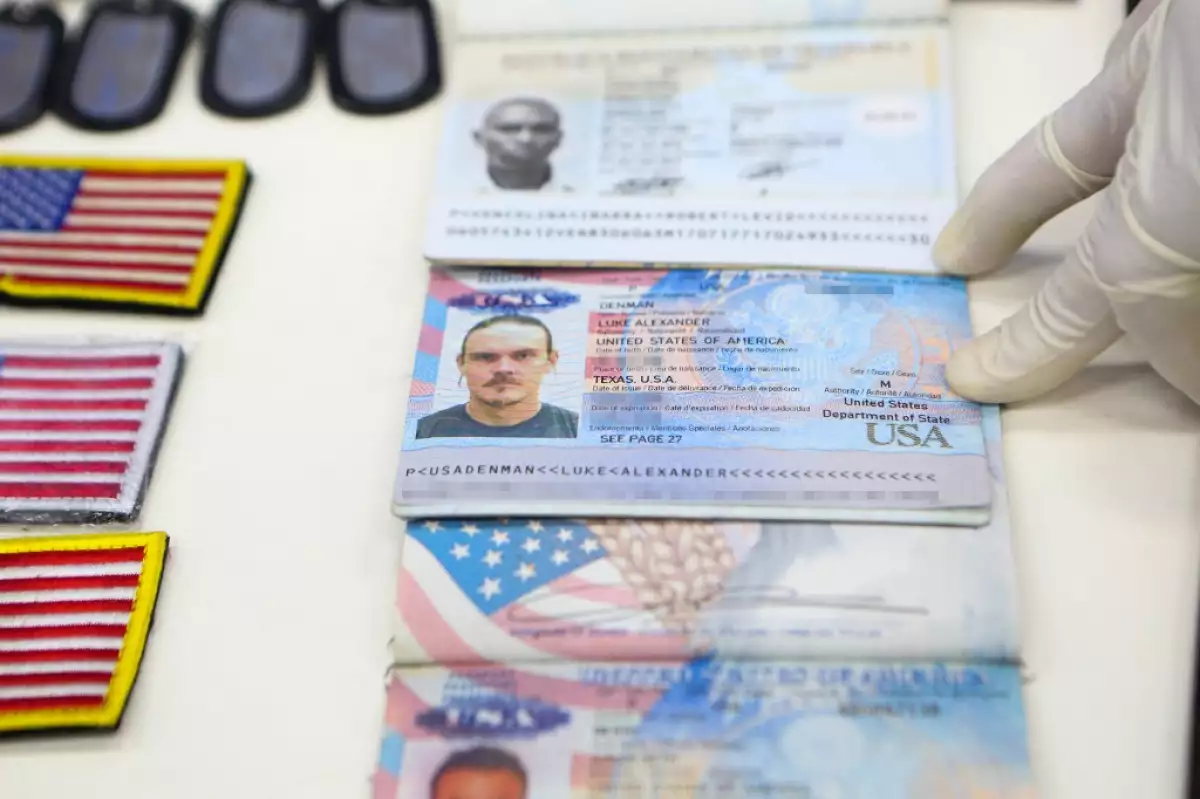 Foto del folleto publicada por la Presidencia venezolana que muestra los pasaportes de ciudadanos estadounidenses arrestados por las fuerzas de seguridad durante una reunión con miembros de las Fuerzas Armadas Nacionales Bolivarianas (FANB), en el Palacio Presidencial de Miraflores en Caracas el 4 de mayo de 2020.
