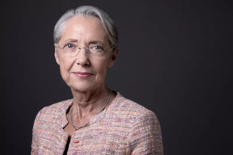 La primera ministra francesa Elisabeth Borne posa en su oficina en Htel de Matignon, la residencia oficial del Primer Ministro de Francia, el 31 de mayo de 2022 en París. La primera ministra francesa, Elisabeth Borne, ha presentado su renuncia al gobierno, el presidente francés Emmanuel Macron la ha aceptado, anunció la presidencia el 8 de enero de 2024.