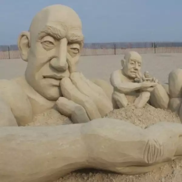 El ganador de la Competencia de Maestros de Escultura en Arena en Hampton Beach, Carl Jara, con su escultura Infinity