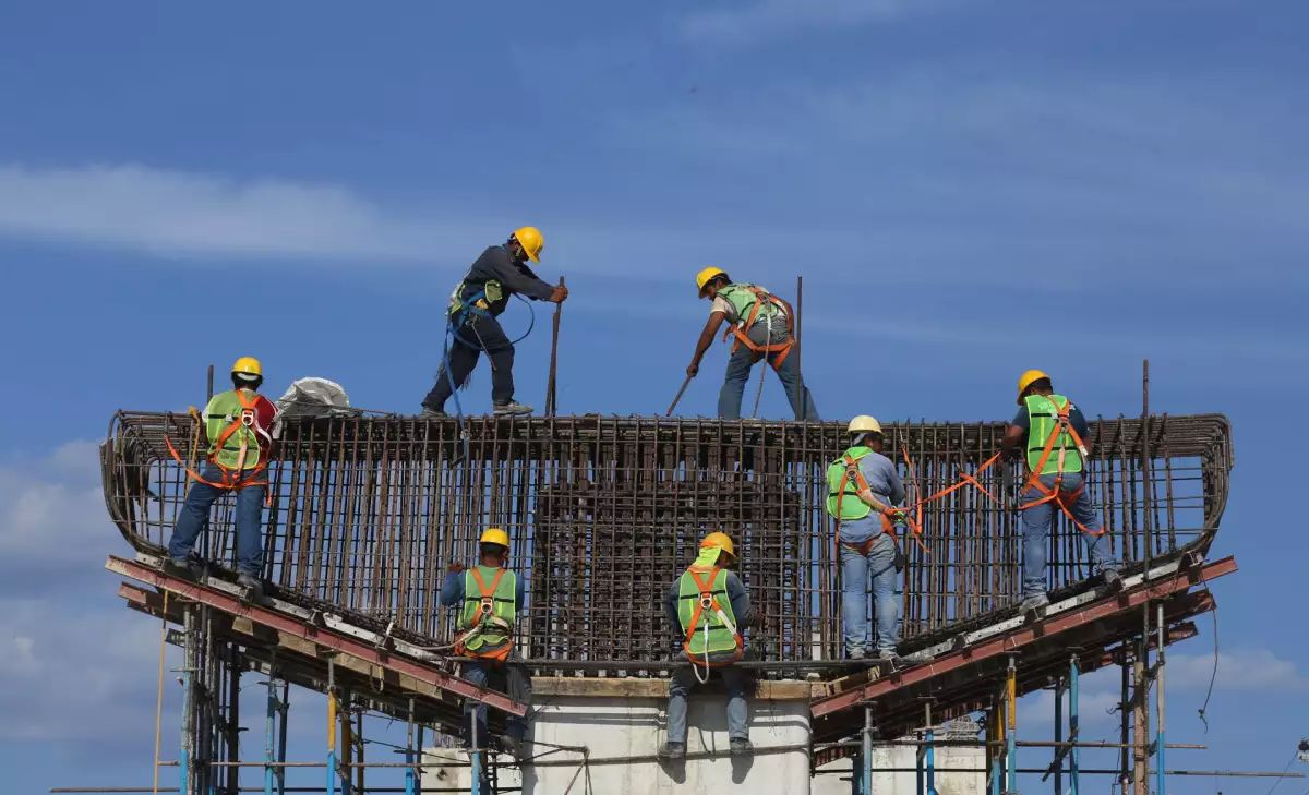 Actividad económica crece 1.8% anual en enero y liga tres meses al alza
