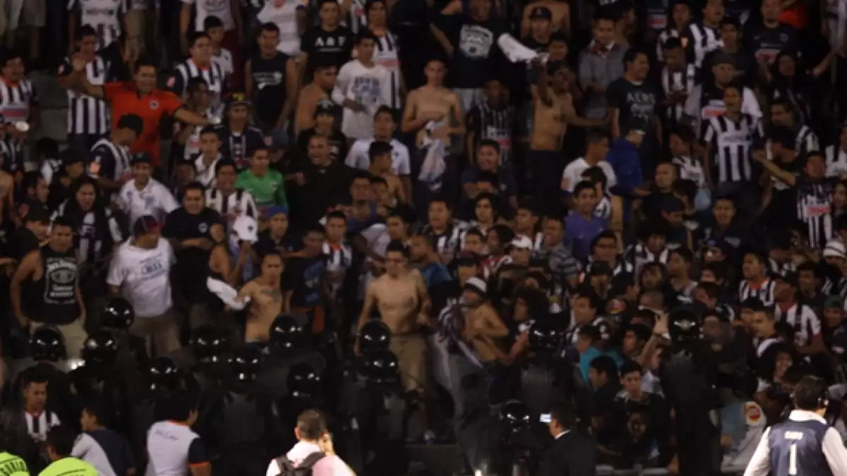Integrantes de una barra que apoya a Monterrey