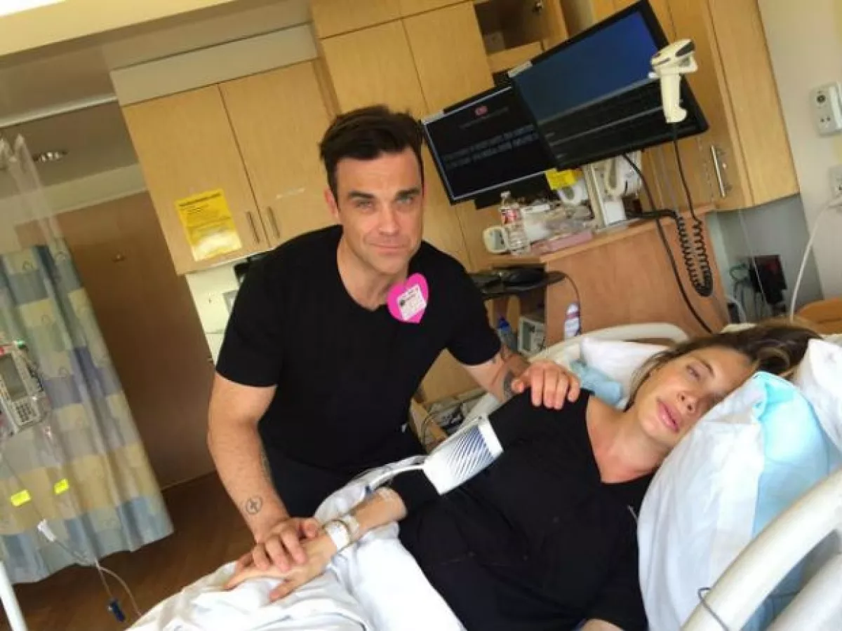 "Tengo todo bajo control", afirma Robbie en esta foto desde el hospital.
