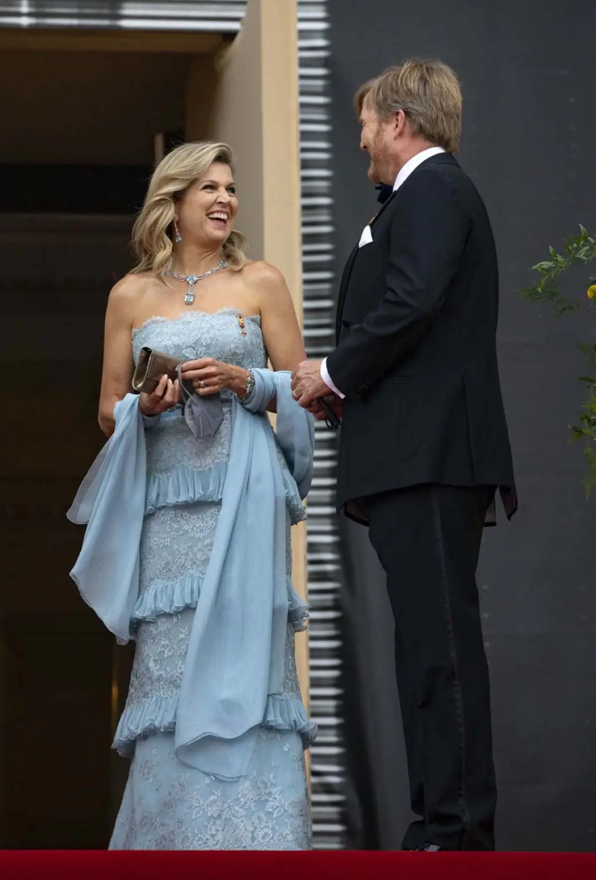 Máxima complementó el vestido strapless con las mismas joyas que us´ó en la boda en 2011.