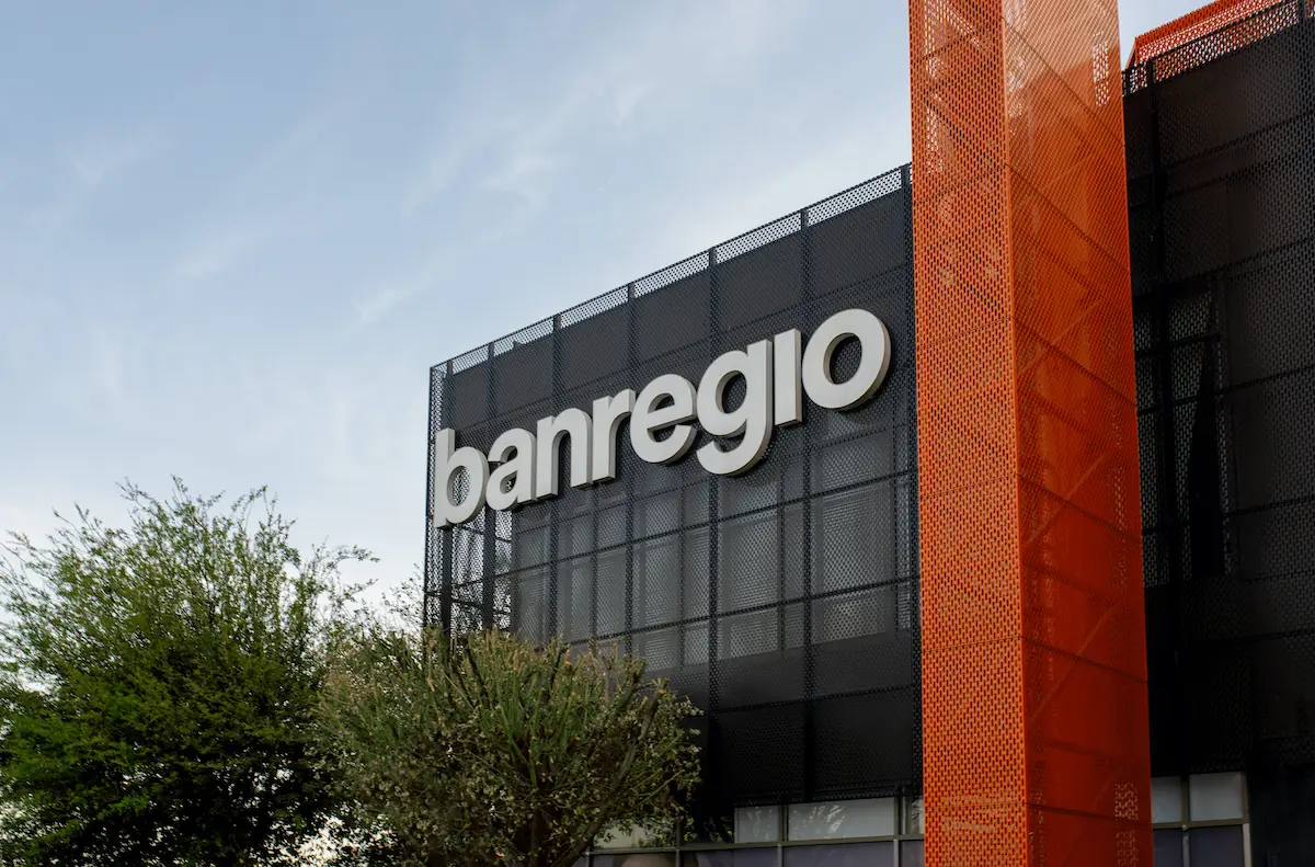 Imgen de fachada de una sucursal de Banregio.