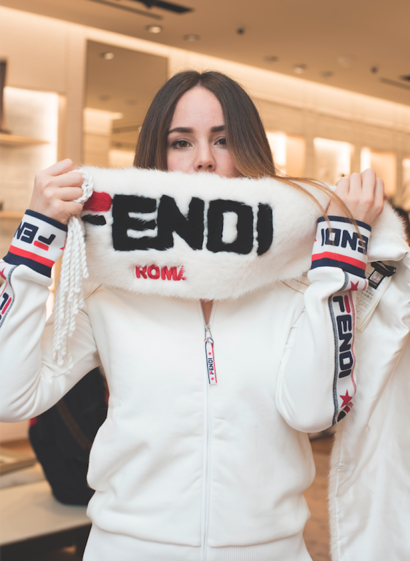 Camila Sodi en un tracksuit de la marca