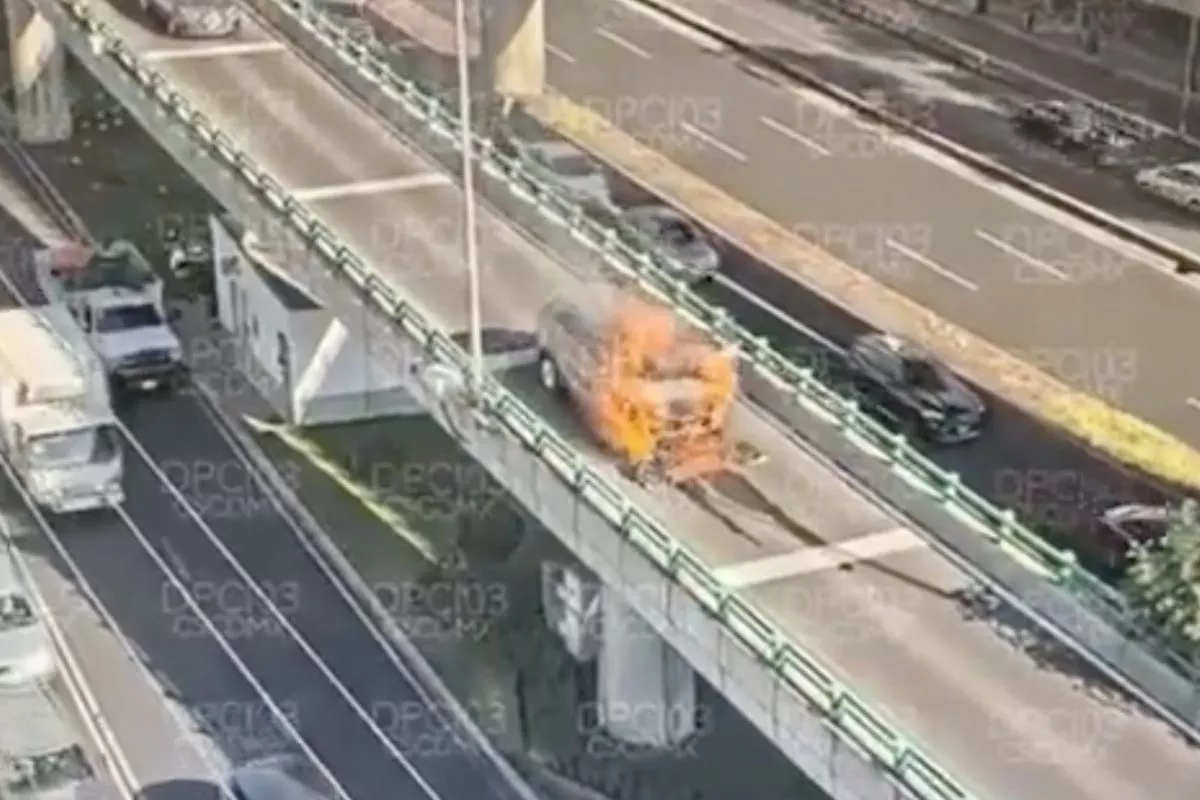 Vehículo incendiado complica el tránsito en Periférico 