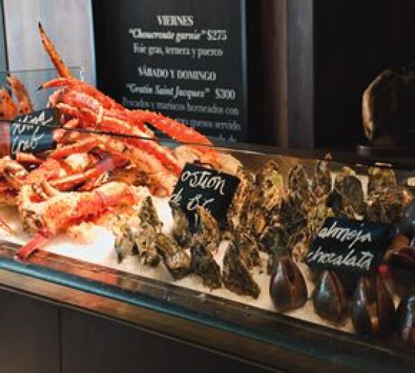 Central Brasserie cuenta con una vitrina de frutos del mar.