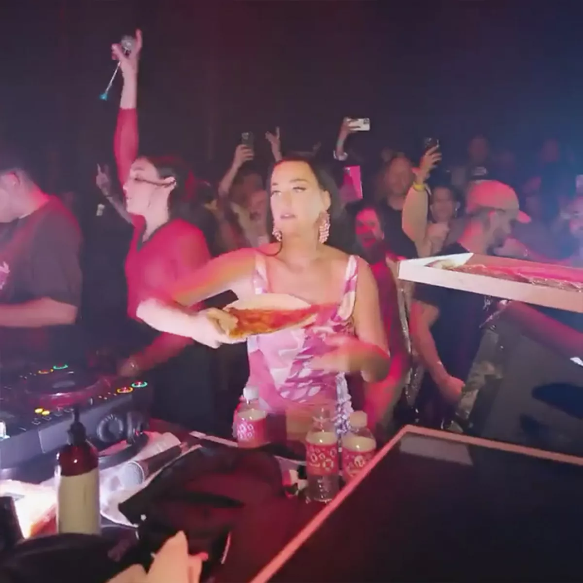 Katy Perry lanza pizza al público en Las Vegas