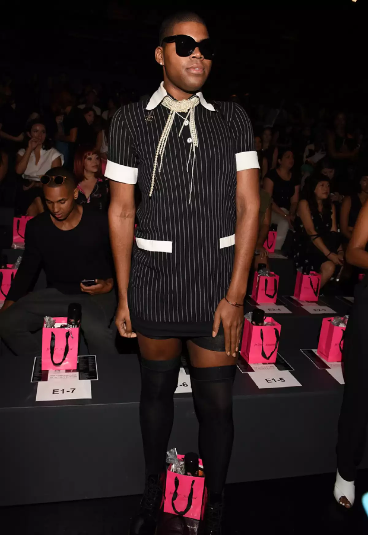 El extravagante EJ Johnson, quien parece en la serie Rich Kids of Beverly Hills, se impone con un atrevido estilo, mostrando su gran cambio después de haber perdido 80 kilos.