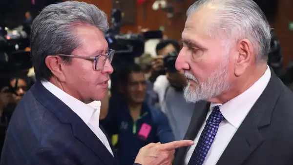 Imagen ilustrativa. Ricardo Monreal, diputado de Morena, y el senador Adán Augusto López, senador de Morena, dialogan al término de la sesión ordinaria de la Comisión Permanente en mayo de 2025. 