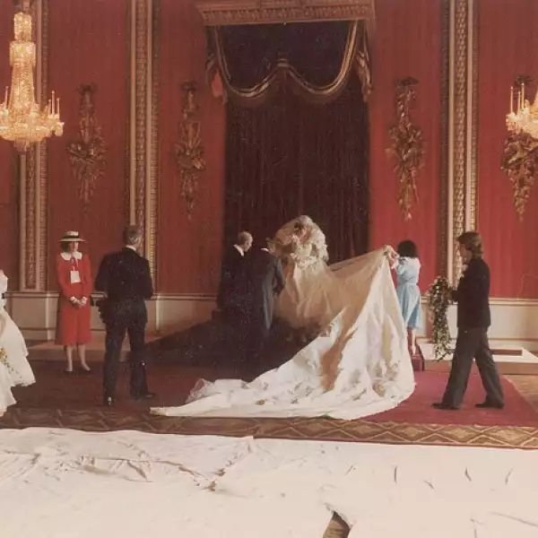 El momento en el que acomodan el vestido de la princesa Diana para las fotos oficiales.