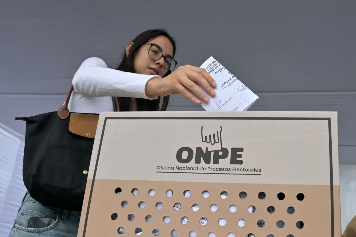 Una mujer emite su voto en un colegio electoral durante la segunda vuelta de las elecciones presidenciales en Lima el 7 de junio de 2026. Los peruanos elegirán a su noveno presidente en 10 años, en una segunda vuelta electoral entre el conservador Keiko Fujimori y el izurdista Roberto Sánchez, que están tratando de atraer a los votantes hartos del caos político y el aumento de la delincuencia.