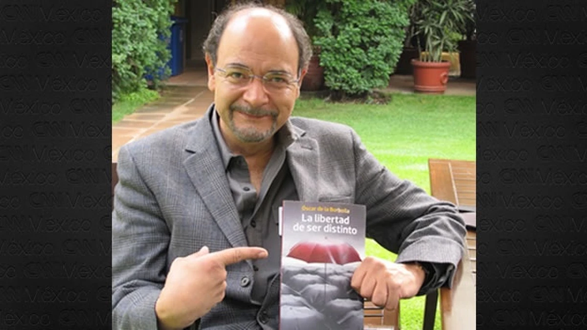 oscar de la borbolla con su nuevo libro