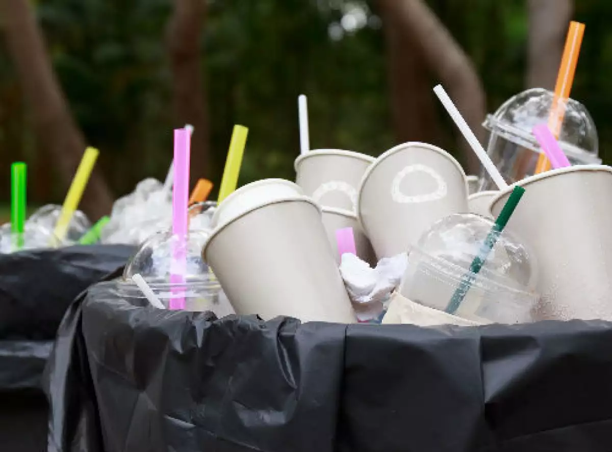 basura de vasos y popotes