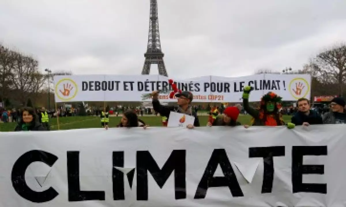 Ambientalistas se manifiestan frente a la Torre Eiffel durante la Conferencia Mundial sobre el Cambio Climático. (Foto: Reuters )