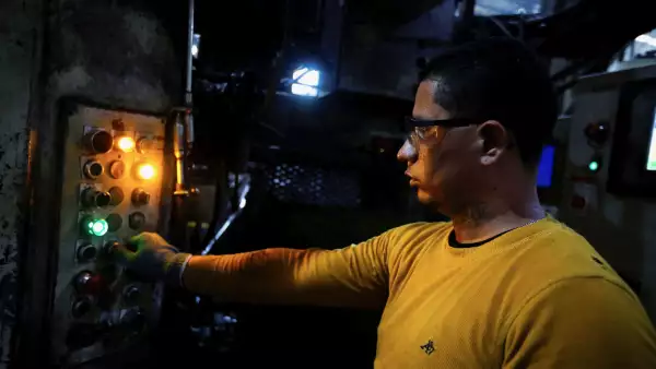 ¿Cuáles serían los efectos de subir 12% el salario mínimo en 2025?