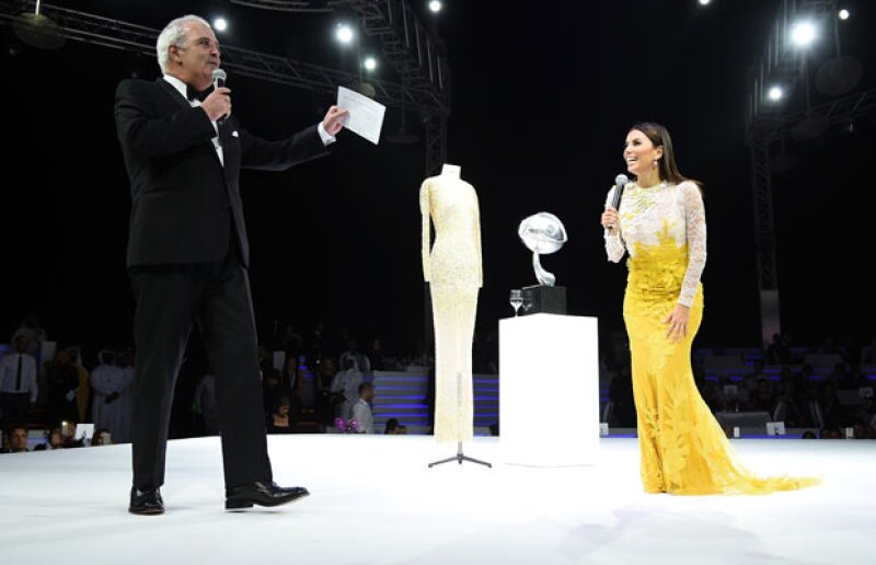 Eva dirigiendo la gala.