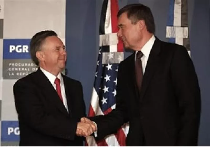 Eduardo Medina Mora, procurador mexicano (izq.) y Gil Kerlikowske, zar antidrogas de Estados Unidos se reunieron en la Ciudad de México. (Foto: AP)