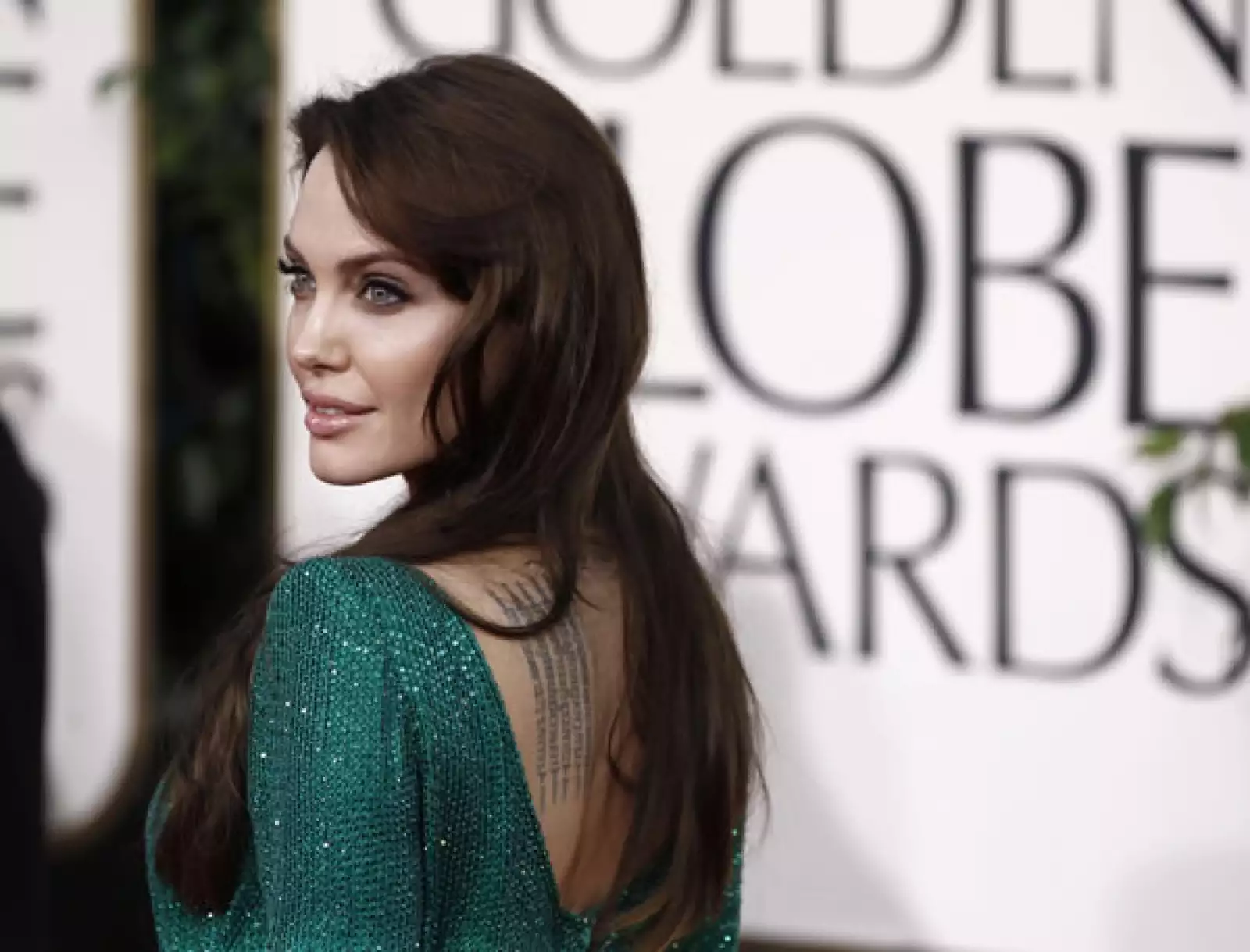 Angelina se vio recatada al frente, pero atrás vimos su espalda descubierta, incluyendo uno de sus tatuajes.