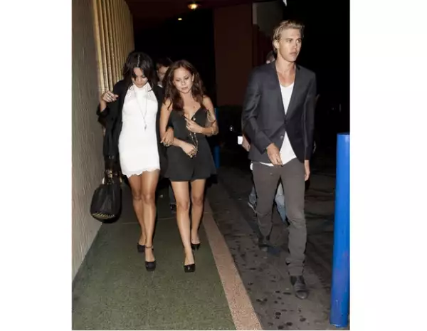 Al parecer Vanessa Hudgens quería mantener en secreto su nuevo romance, pues al salir del restaurante se alejó de Butler Austin.