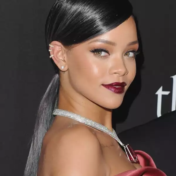 Súper sleek y de lado con extensiones color plata en una ponytail en la parte baja de su cabeza.