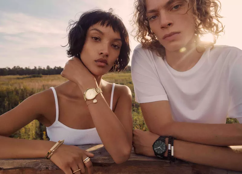 Modelo hombre y mujer con relojes Calvin Klein.jpg