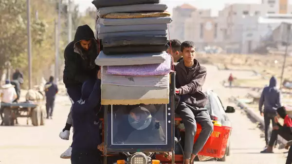Palestinos que huyen de Khan Younis hacia Rafah, transportan colchones y otras pertenencias, durante la operación terrestre israelí contra el grupo islamista palestino Hamas, en el sur de la Franja de Gaza, el 30 de enero de 2024.