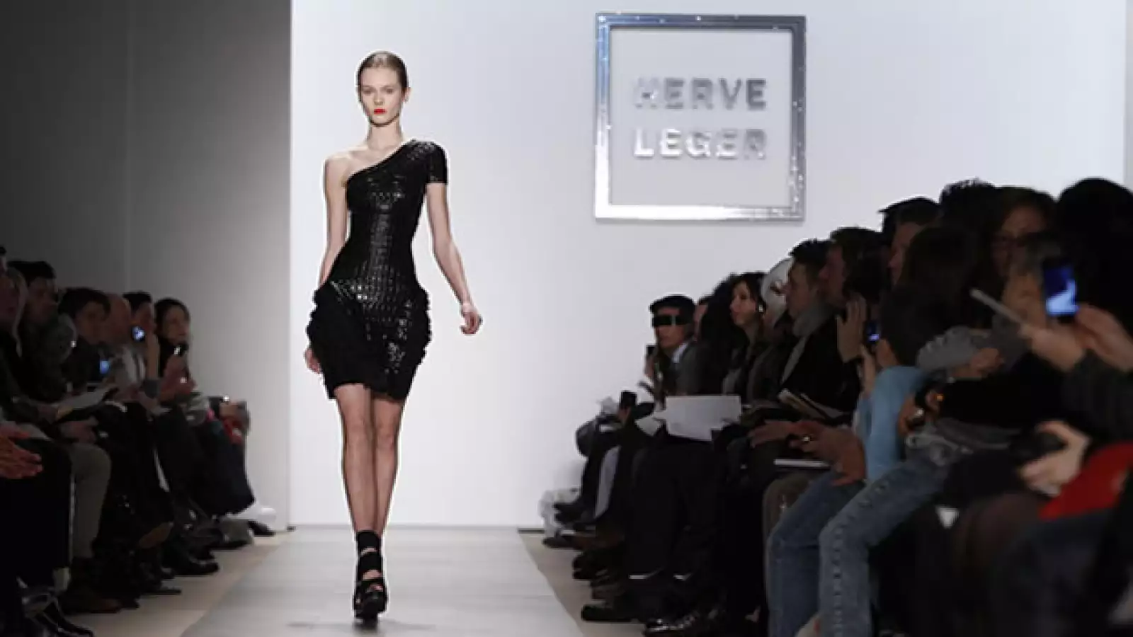 pasarela de herve leger en la semana de la moda de ny