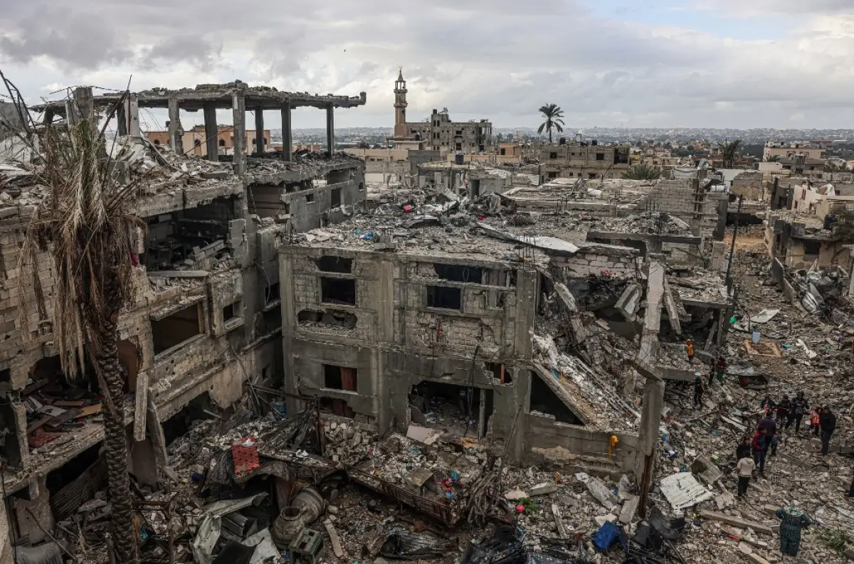 Los palestinos inspeccionan la destrucción causada por los ataques israelíes en sus hogares en la aldea de Khuzaa, al este de Khan Yunis, cerca de la valla fronteriza entre Israel y el sur de la Franja de Gaza, el 27 de noviembre de 2023, en medio de una tregua en las batallas entre Israel y Hamas. El gobierno israelí dijo hoy que había "avisado" a Hamas de que estaba abierta una "opción de extensión" de la tregua en la Franja de Gaza.