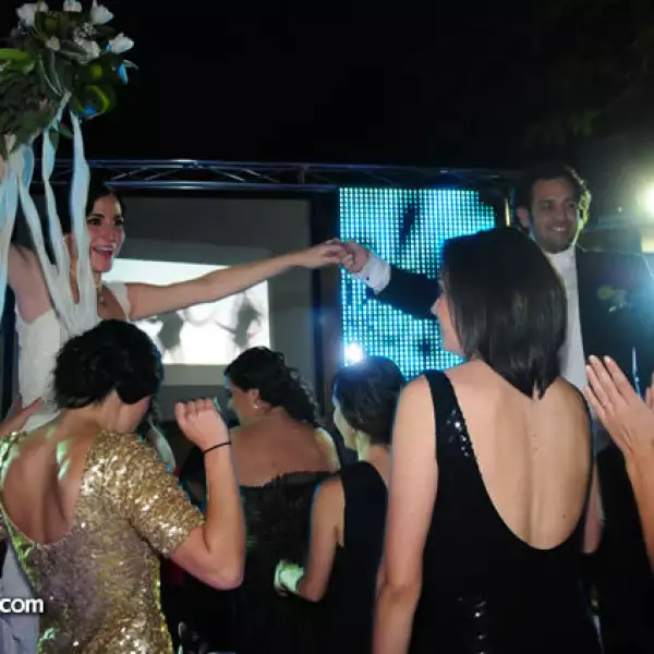 La novia aventando el ramo