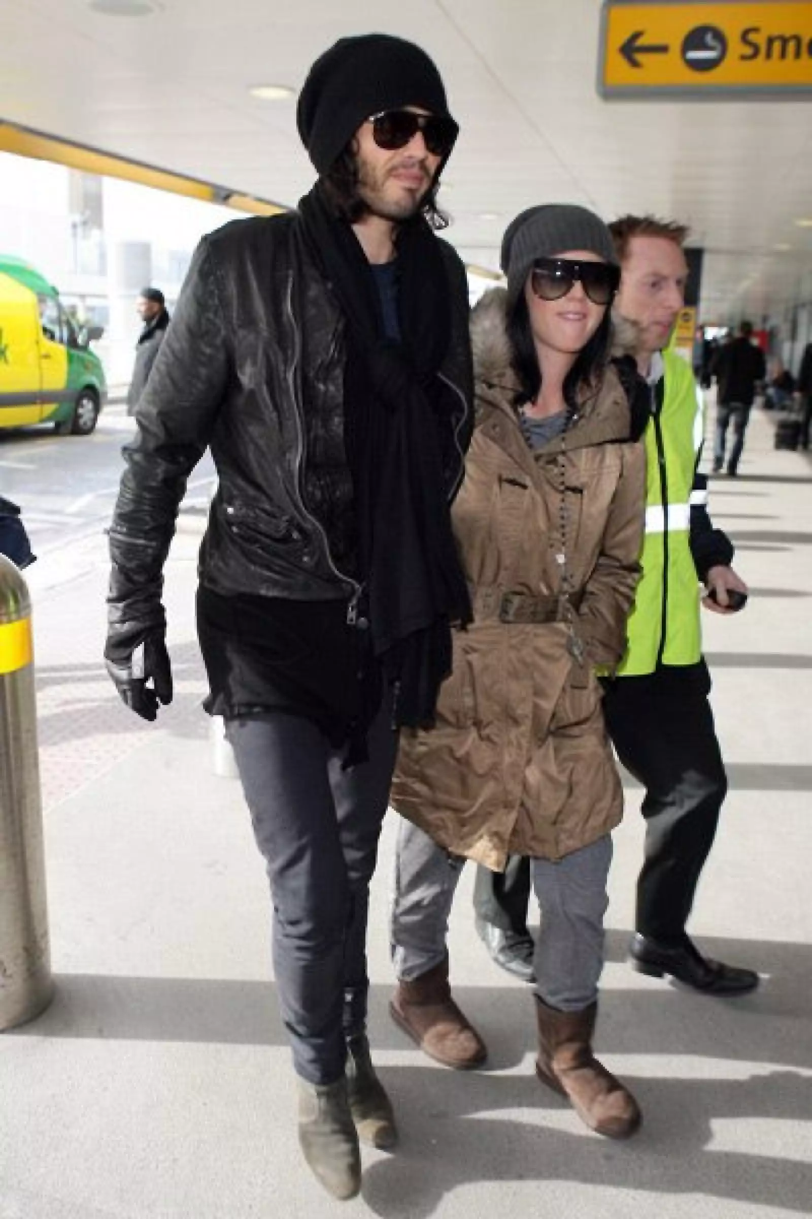 Como si fueran a esquiar se vio a Katy Perry y a su novio, Russell Brand, en el aeropuerto Heathrow, de Londres.
