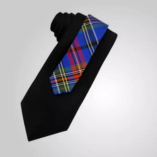 Esta corbata, en color azul, puede combinar con tu traje para celebrar la Noche Buena.