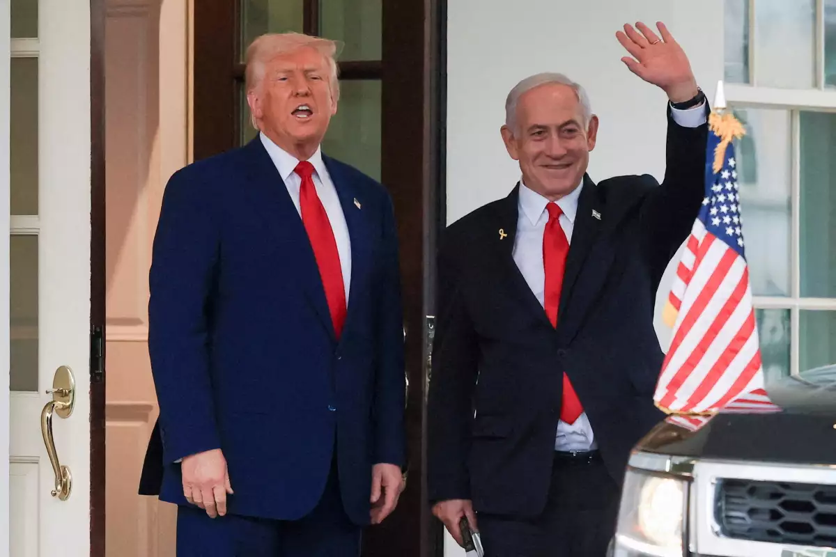 El presidente de los Estados Unidos, Donald Trump, habla mientras el primer ministro israelí, Benjamin Netanyahu, saluda después de una reunión en la Casa Blanca, en Washington, EE. UU., el 7 de abril de 2025.