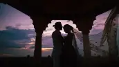 Una pareja a contraluz en el día de su boda. 