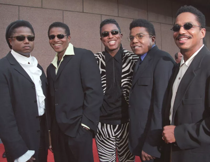 La famosa banda de hermanos realizará una gira en donde harán tributo al fallecido Michael Jackson.