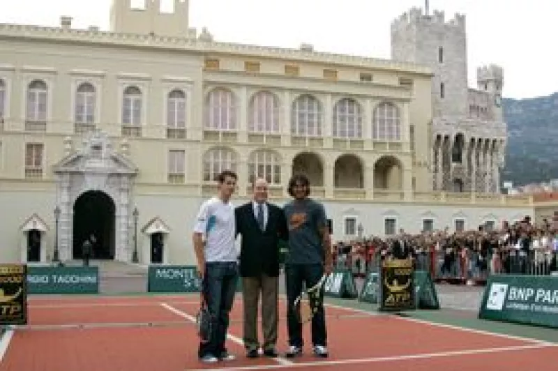 El príncipe y su novia, Charlene Wittstock, fueron los anfitriones de un mini partido de tenis entre el español Rafael Nadal y el británico Andy Murray frente al Palacio de Mónaco.