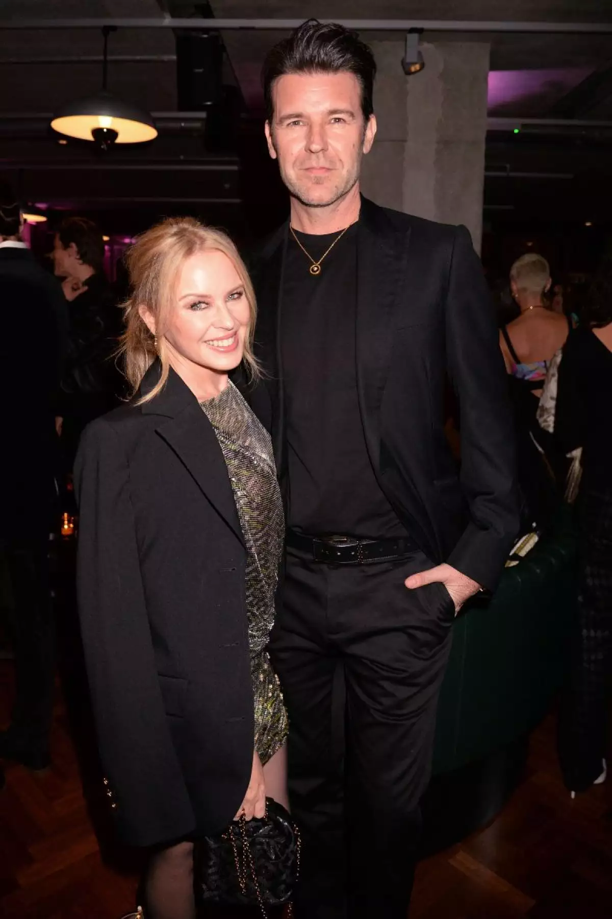 Kylie Minogue terminó con su novio Paul Solomons y se refugia con su hermana Dannii Minogue