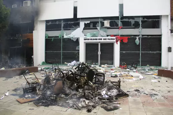 Las protestas de los integrantes de la CNTE incluyen la quema de material electoral y propaganda de partidos políticos.