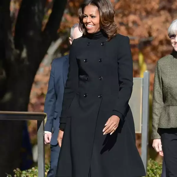 Con un largo abrigo negro, Michelle se tapa del frío de Arlington, Virginia.
