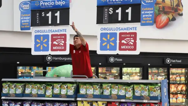 Empleado de Walmart cambiando el precio de uno de los productos en el área de perecederos. 